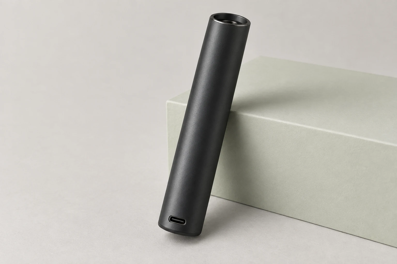 Symbolisches Modell eines einzelnen dunklen Akkuträgers mit offener Pod-Aufnahme und angedeutetem USB-C-Anschluss